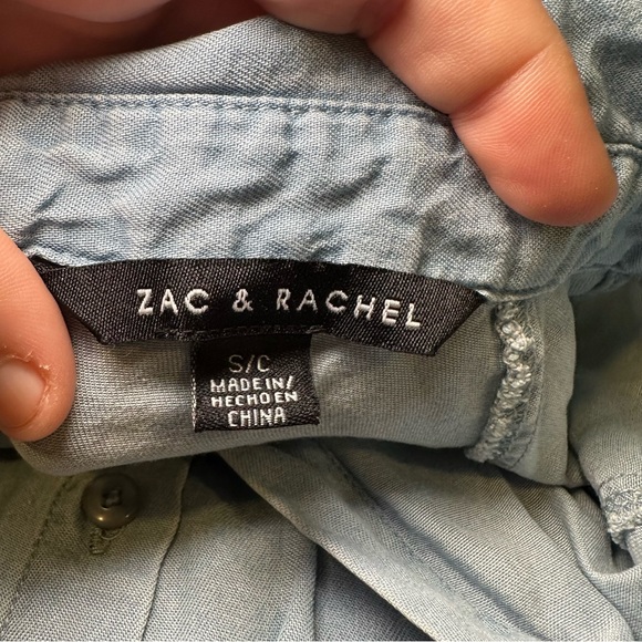 Zac & Rachel Light Wash Chambray Cold Shoulder Button Up Blouse S - Picture 2 of 10
